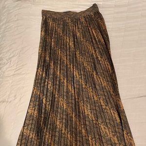 ✨3/$20 H&M Pleated Snake Print Midi to Maxi Skirt
